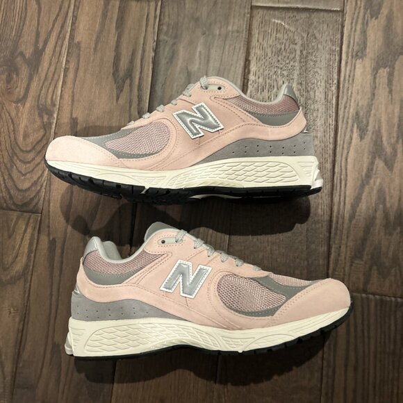 New Balance 2002R Sneakers Men\'s Size 11 Pink/ Grey M2002RFC
